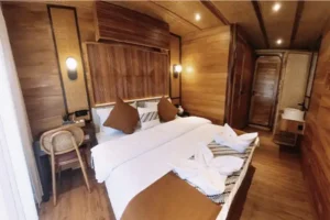 Second view of the Keris master cabin on the Angelica phinisi liveaboard