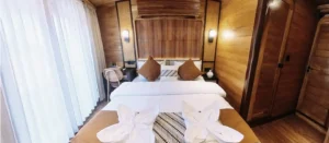 Keris master cabin on the Angelica phinisi liveaboard in Komodo