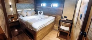 Tenun lower cabin on the Angelica phinisi liveaboard in Komodo