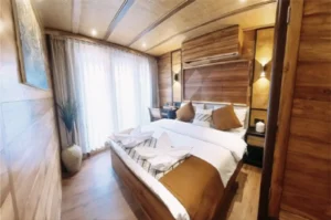 Third view of the Wayang master cabin on the Angelica phinisi liveaboard