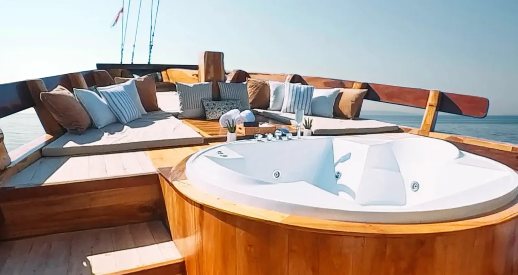 Outdoor jacuzzi on the deck of the Angelica liveaboard facing the horizon