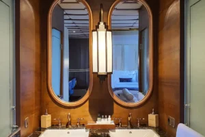 Commodore Suite cabin aboard The Maj Oceanic liveaboard