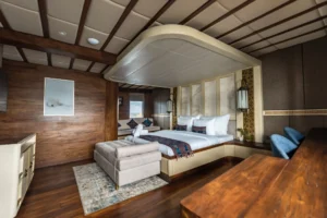 Columbus Commodore Suite aboard The Maj Oceanic phinisi