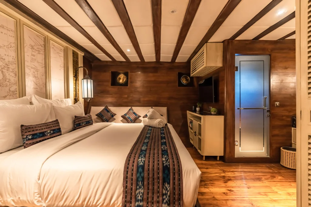 Deluxe Stateroom aboard The Maj Oceanic phinisi, representative of the four 25 sqm staterooms on the lower deck