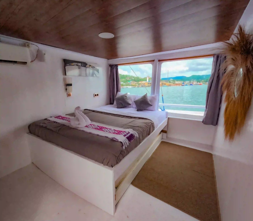 Private double cabin aboard 3 Island Cruise