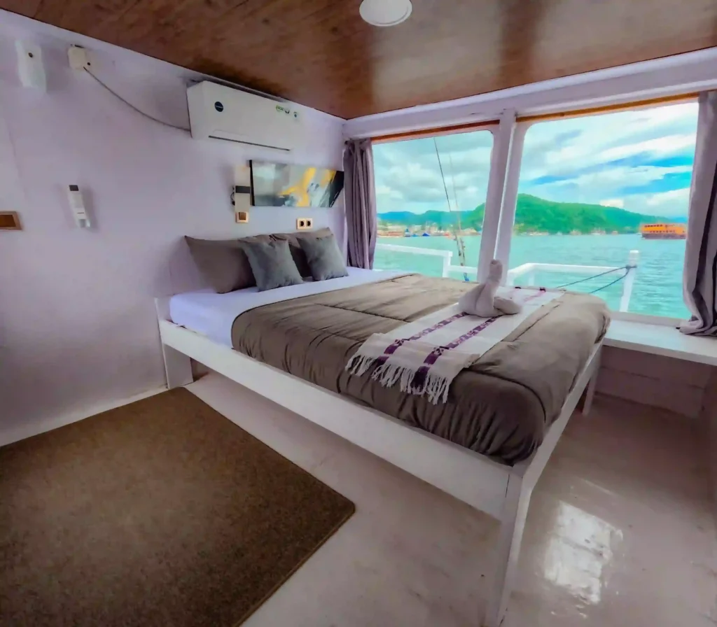 Private double cabin 3 and 4 aboard 3 Island Liveaboard
