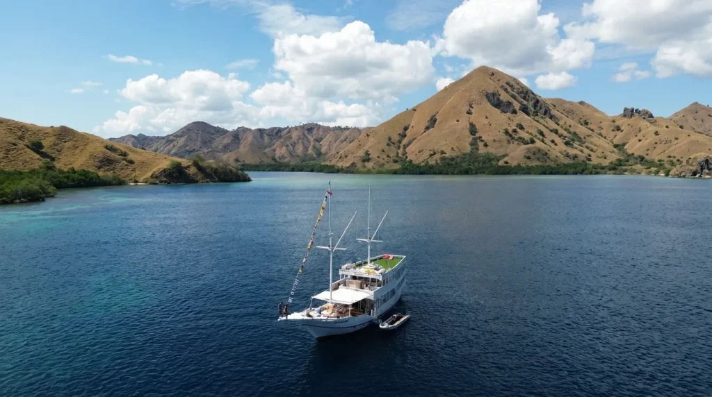Mosalaki Luxury Phinisi Komodo Tour