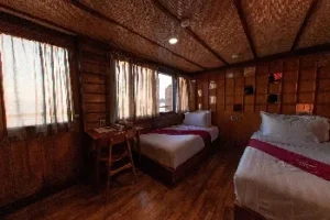Twin cabin on the middle deck of Neomi Cruise phinisi liveaboard
