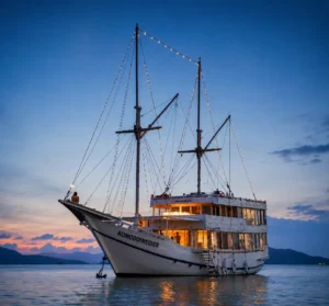 Mosalaki phinisi anchored off Kelor Island, the first stop on the Komodo 3D2N route from Labuan Bajo