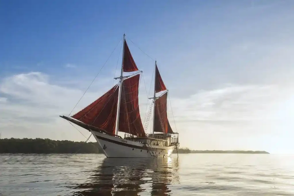 Tiare Cruise phinisi liveaboard, Indonesian archipelago