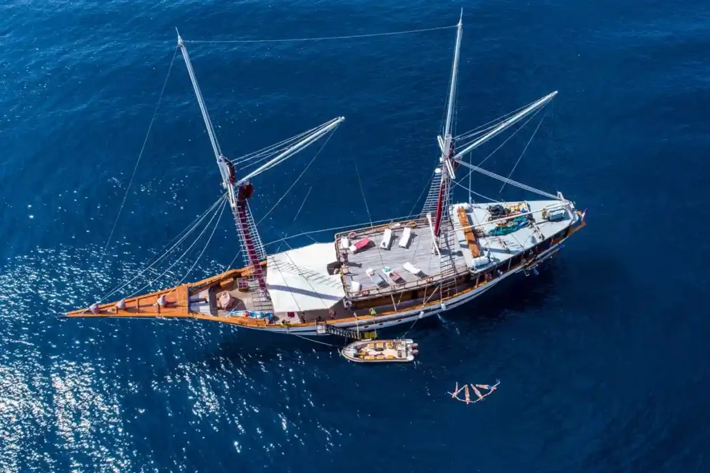 Tiare Cruise phinisi liveaboard, Indonesian archipelago