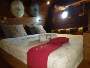 Double cabin with king bed aboard Tiare Cruise