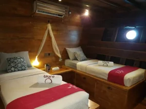Triple cabin with double bed and single bed aboard Tiare Cruise