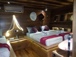 Triple cabin in antique teak aboard Tiare Cruise