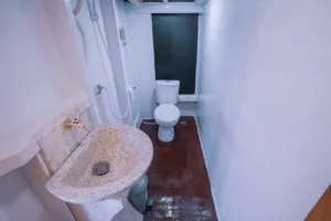 Private bathroom in the Master Cabin aboard Abizar phinisi