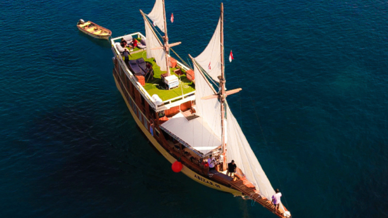 Abizar phinisi exterior in Komodo National Park