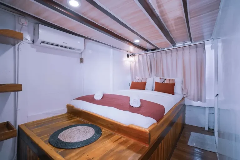 Private Cabin aboard Abizar phinisi