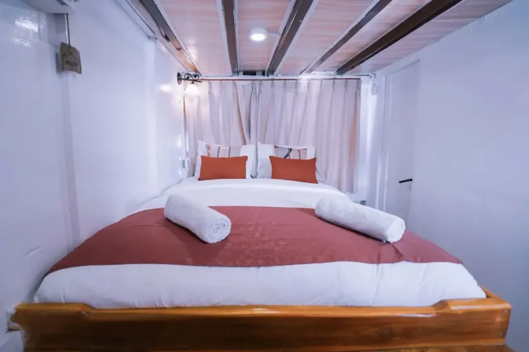 Private Cabin interior aboard Abizar phinisi