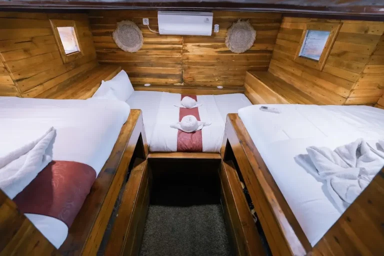 Sharing Cabin interior aboard Abizar phinisi