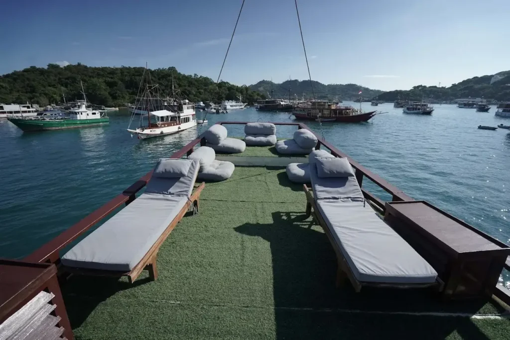 Sundeck aboard Abizar phinisi