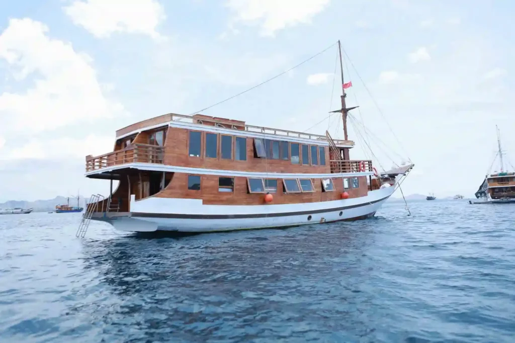 Bow of Aimar Cruise seen from the water