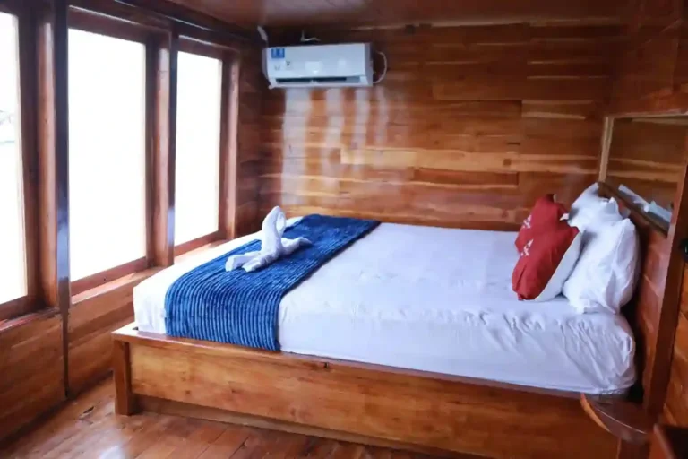 Deluxe cabin on Aimar Cruise with the same 200 by 200 bed but no balcony