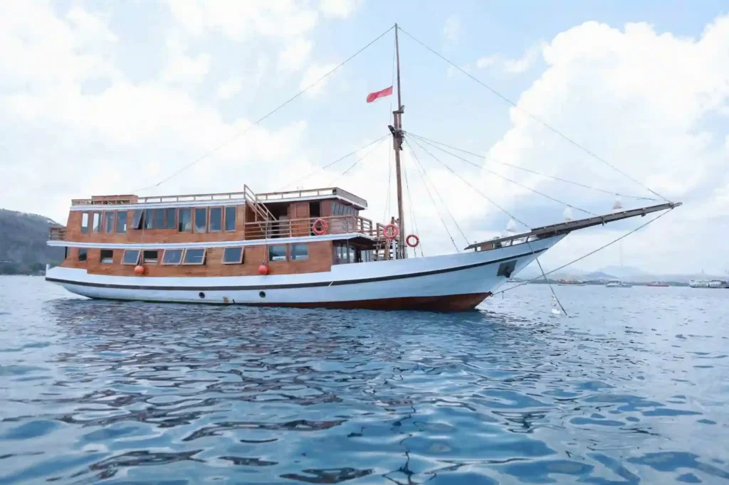 Side profile of Aimar Cruise showing the 27-metre body and seven-metre bowsprit