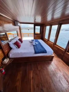 Master cabin on Aimar Cruise with a 200 by 200 centimetre bed and sea view