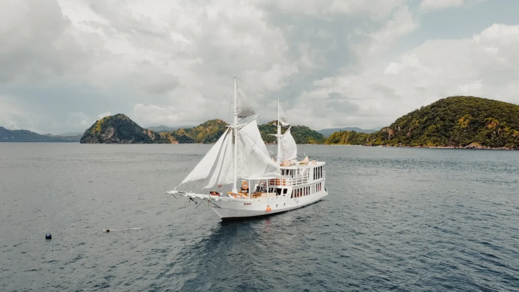Akassa phinisi sailing in Komodo National Park