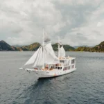 Akassa phinisi sailing in Komodo National Park
