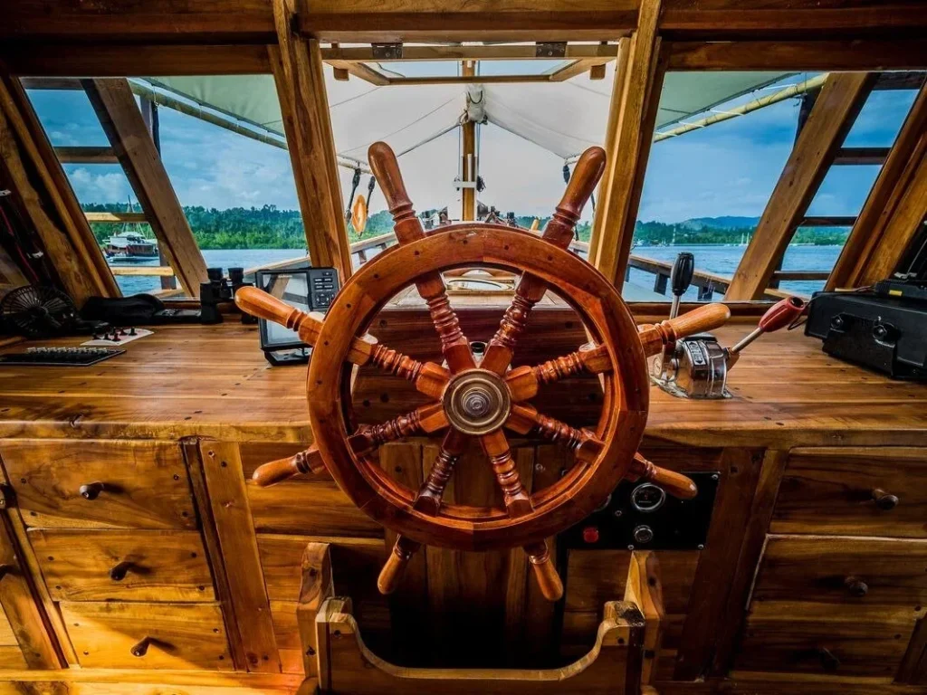 Traditional wooden helm aboard Akomo Isseki