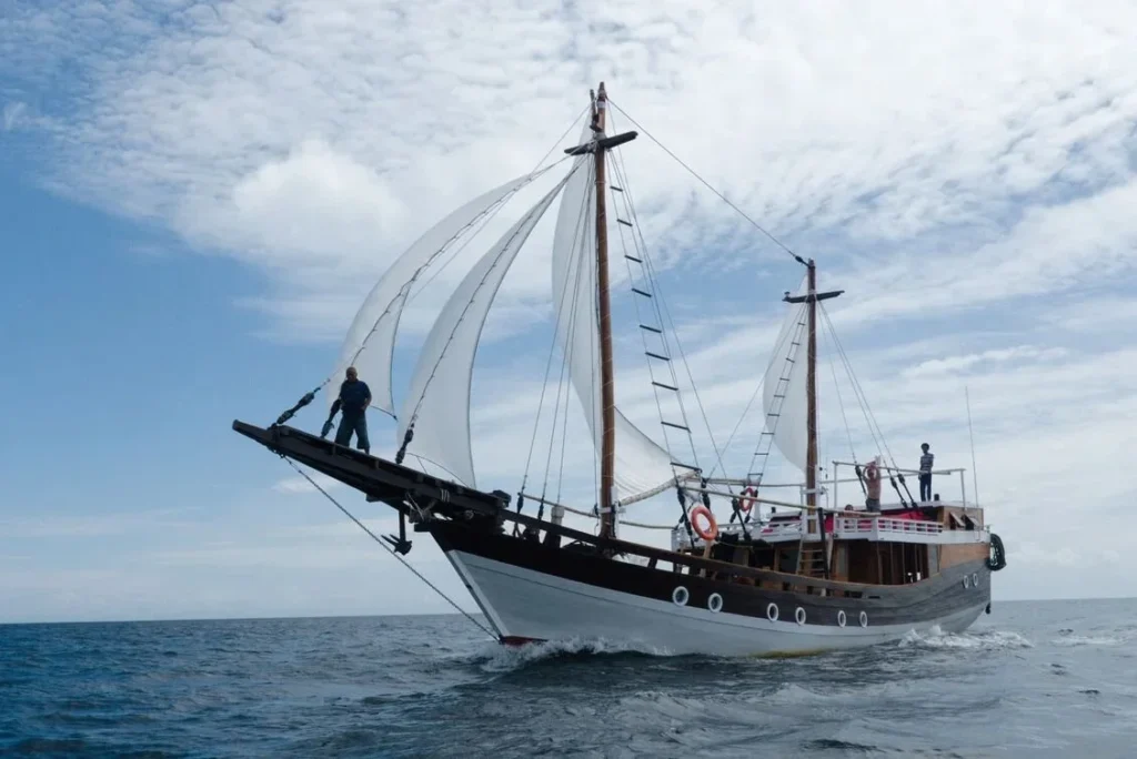 Akomo Isseki phinisi sailing at sea