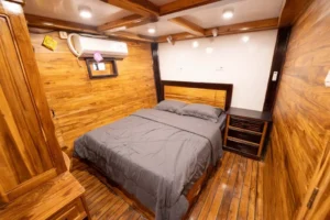 Second Gili Room aboard Alfathran 3 with queen bed and private bathroom