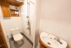 Private bathroom of a Gili Room on Alfathran 3 with toilet and basin