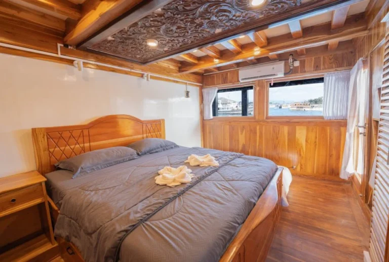 Second view of the Rinjani Room aboard Alfathran 3 phinisi