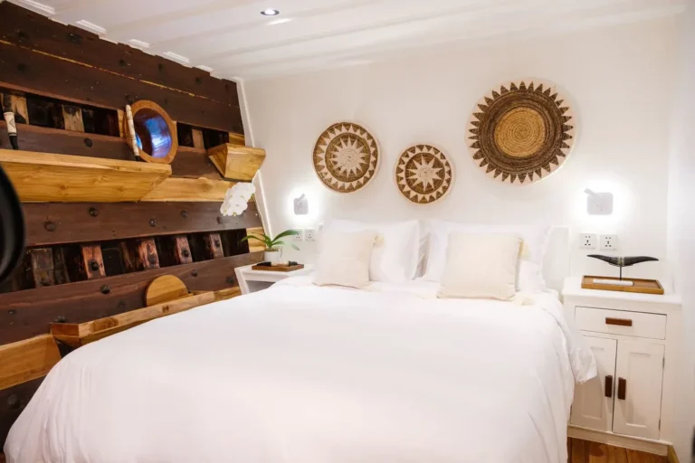 Queen bed in the Abui porthole cabin on the lower deck of Aliikai Voyage
