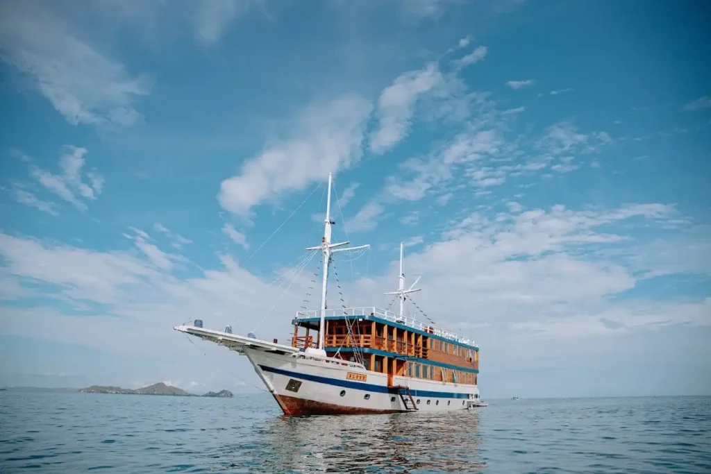 Alore phinisi charter in Komodo National Park