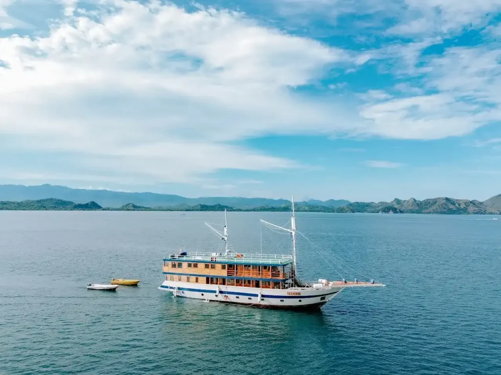 Alore phinisi at anchor in Komodo