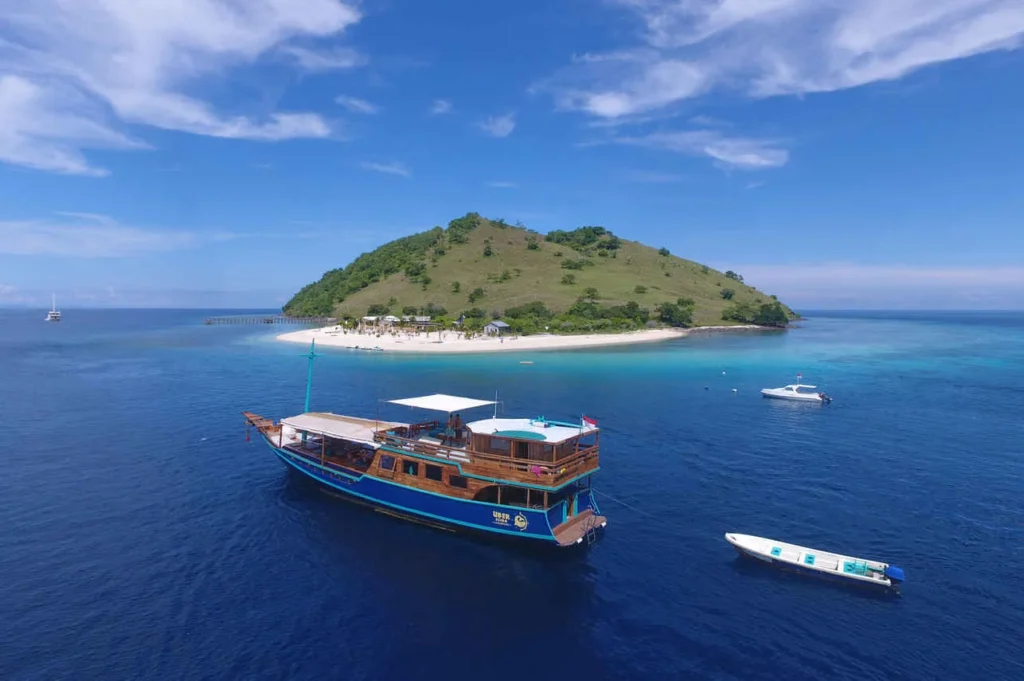 Amalia Komodo liveaboard at sea