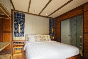 Arun main cabin with queen bed and ensuite aboard Amaya Explorer