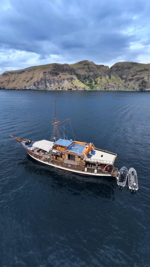 Amaya Explorer under way through the Indonesian archipelago