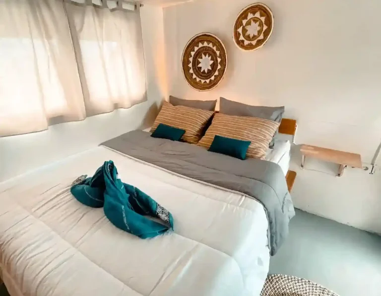 Master cabin with double bed aboard Amore phinisi