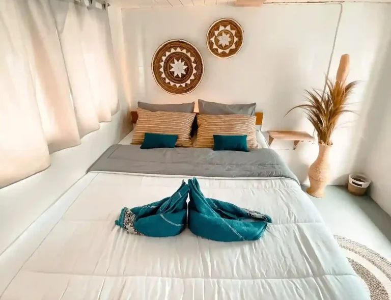 Second view of a master cabin aboard Amore phinisi
