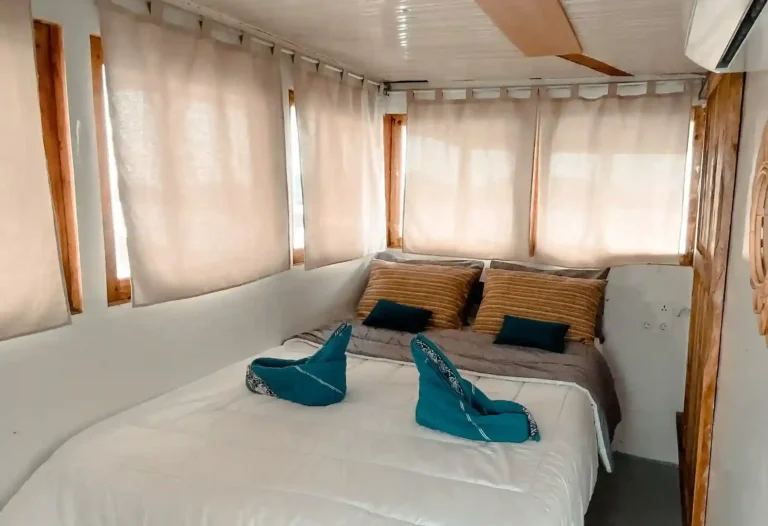 Private double cabin aboard Amore phinisi