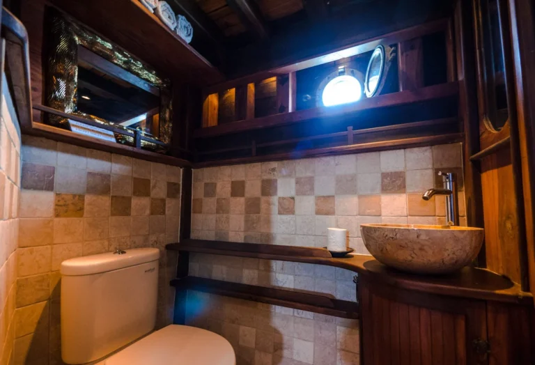Ananda Double Cabin aboard Ananda private charter phinisi