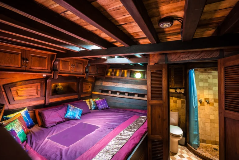 Ananda Master Cabin aboard Ananda private charter phinisi