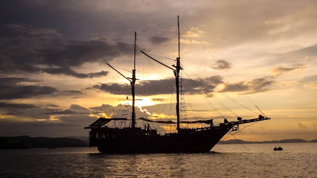 Ananda private charter phinisi in Komodo