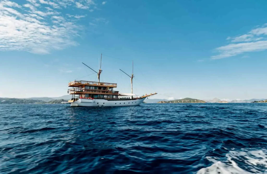 Side profile of Andamari, a 123-ton phinisi built in 2019