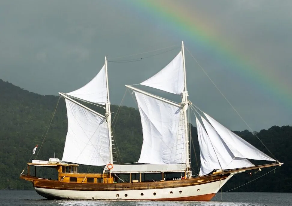Anne Bonny phinisi under sail in Indonesia