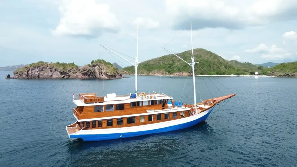 Arfisyana 2 phinisi exterior in Komodo National Park